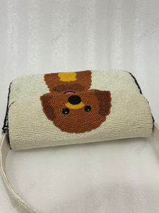 Pochette de soirée OEM en crème perlée à la main avec portrait de chiot et intérieur en satin pour marque privée, vente en gros et exportation - Product Image 2