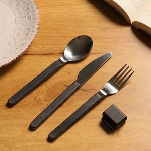 Ensemble de couverts en métal élégant, vaisselle haut de gamme pour les mariages, les banquets et les services hôteliers - Product Image 1