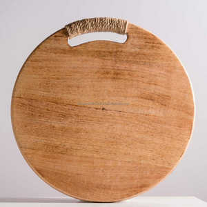 Planche à fromage ronde en bois d'acacia et de manguier, artisanale et durable, bords incurvés, plateau de charcuterie haut de gamme, plateau de service et de découpe - Product Image 2