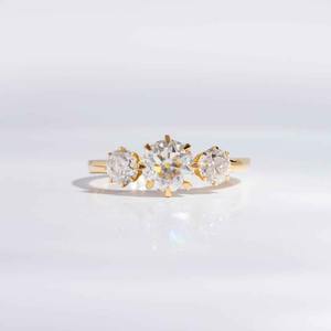 แหวนเพชรโมอิสซาไนต์สามเม็ดคุณภาพส่งออก ดีไซน์หรูหรา ทอง 14K สำหรับเป็นของหมั้นหรือของขวัญวันครบรอบ มีจำหน่ายในราคาที่ดีที่สุด - Product Image 1