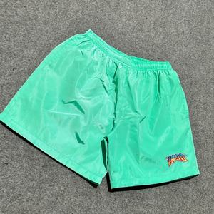 Pantalones cortos cortavientos de nailon personalizados del fabricante con logotipo bordado Tela de algodón y rizo estilo playa de verano - Product Image 2