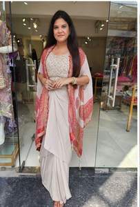 Exclusivo Saree de Seda Crepe con Diseño de Diseñador y Blusa Elegante, Bordado Moderno y a la Moda, Estilo Indio, para Fiestas, para Mujer - Product Image 4