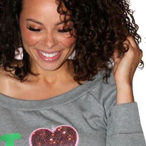 Camiseta de Hombros Descubiertos para Mujer, Gris, Manga Larga, Informal, con Estampado de Corazón, Estilo Sorority, Cómoda y Elegante - Product Image 3
