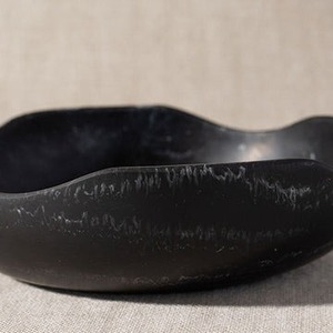 Bol en résine noir à bords ondulés irréguliers, fait main, artistique, décoratif pour la décoration de la maison, bol ambre noir de forme irrégulière - Product Image 6