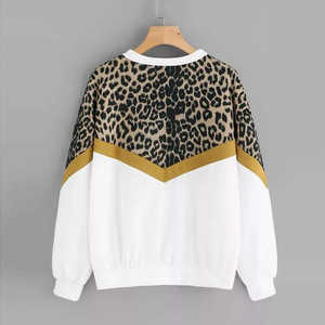 Achetez un sweat-shirt personnalisable pour femme, en polaire tricotée, à manches longues, style streetwear, léger, en coton biologique, coupe oversize, avec badge. - Product Image 3