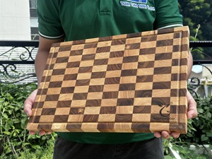 Planche à découper rectangulaire en bois massif, 1,5 cm d'épaisseur, grande taille, antidérapante, non toxique, motif à carreaux, fabriquée au Vietnam - Product Image 1