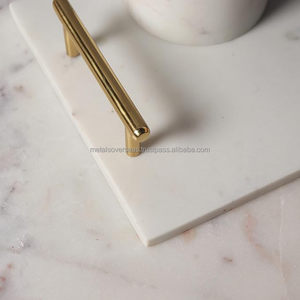 ถาดหินอ่อนสีขาวและทองเหลืองสุดหรู พร้อมลวดลายสลักธีมความรัก ผิวขัดเงา ทนทาน เหมาะสำหรับงานแต่งงาน งานครบรอบ และงานปาร์ตี้ - Product Image 5