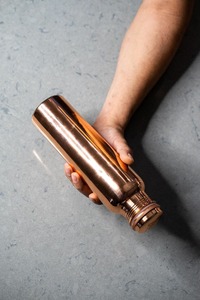 Bouteille en cuivre au design traditionnel, bouteille en cuivre à finition martelée, bouteille en cuivre polie brillante avec bouchon à vis - Product Image 4