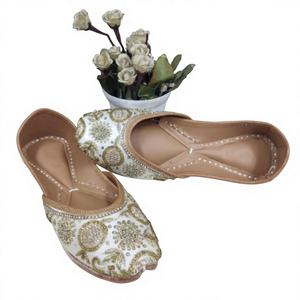 Zapatos y accesorios Calzado de mujer Zapatos de lujo Diseño tradicional indio Estilo de caminar Zapatos casuales de lujo Par para la venta - Product Image 1