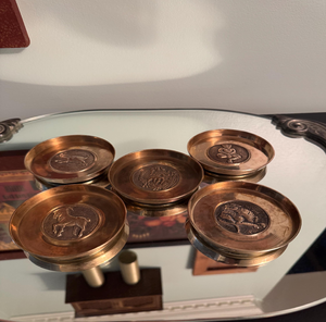 Sous-verres hexagonaux en verre encadrés de laiton avec motifs de feuilles d'automne imprimés, disponibles à prix de gros. - Product Image 3