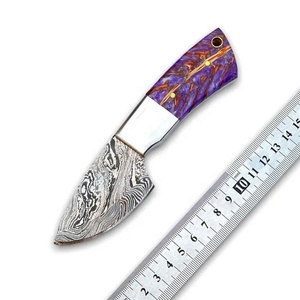 Couteau Skinner en acier Damas fait main, lame nette, manche en résine de pin, couteau d'extérieur, couteau de camping - Product Image 1