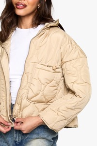 Chaqueta Acolchada Beige para Mujer con Logotipo Personalizado, Cuello Alto, Cierre de Cremallera, Chaqueta Abrigada de Invierno con Logotipo Frontal - Product Image 2