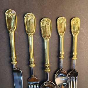 Ensemble de couverts Regal de 5 pièces de style victorien, doré, avec des poignées ornées de motifs en spirale et des têtes polies miroir - Product Image 3
