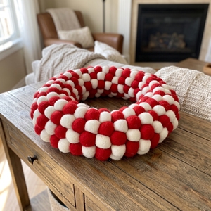 Guirlande de Noël en feutre de laine rouge et blanc faite à la main, non toxique, sans danger pour les enfants, avec pompons, pour la décoration de la maison et les fêtes - Product Image 1
