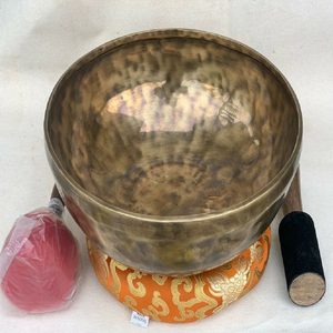 ชามสลักลายสองสีเงินและทองแดงวางบนเบาะลายขาวพร้อมค้อนไม้ จำหน่ายในราคาขายส่ง - Product Image 2