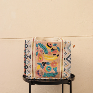 Bolso tote con cuentas - Bolso hecho a mano con diseño de peces tropicales y conchas rosas, bolso de hombro colorido para la playa de verano de Whimsy Art Craft - Product Image 1