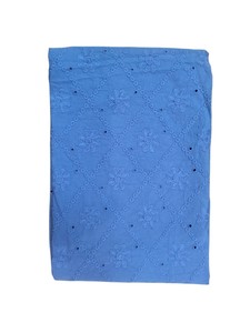 Tela de Algodón Azul al por Mayor con Bordes Festoneados de Doble Cara, Rejilla de Diamantes con Ojales y Bordado Floral para Prendas de Vestir - Product Image 3