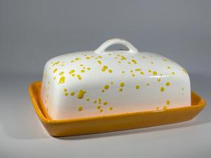 Elegante Mantequillera con Tapa de Cúpula y Detalle de Letras, Base Compacta para Servir, Acabado Liso y Brillante, Almacenamiento de Mantequilla Elegante para la Mesa de Cocina - Product Image 6