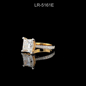 Bague de fiançailles en diamant de laboratoire taille princesse certifié IGI 3,30 CTW avec bande pavée de diamants, or jaune 14 carats plaqué rhodium - Product Image 3