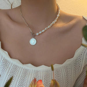 Collier pendentif en forme de pièce de monnaie avec portrait en perle d'eau douce de style rétro français pour femmes, personnalité coréenne polyvalente avec chaîne de clavicule - Product Image 1