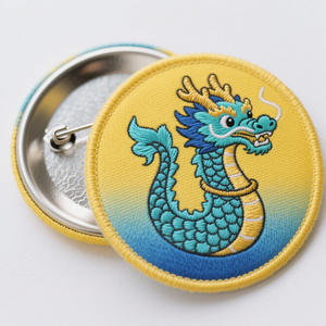 Écusson tissé personnalisé avec logo, détails de haute précision, badge au toucher doux pour vêtements - Product Image 3