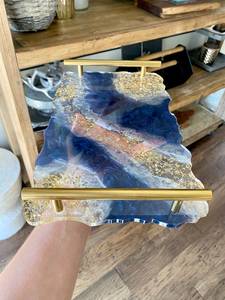 Plateau décoratif en résine style géode, agate, bleu marine foncé, avec poignées modernes en barres dorées - Product Image 2