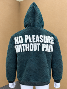 Ce sweat à capuche pour homme présente une esthétique discrète qui facilite son port avec de nombreux éléments de garde-robe décontractés. - Product Image 1
