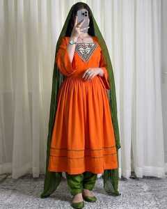 Robe longue maxi brodée orange avec dupatta vert, coupe ample, col carré, manches longues, en coton, décontractée pour femme - Product Image 2