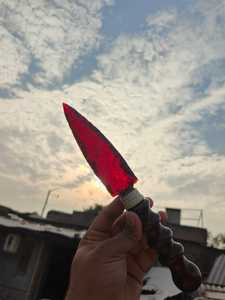 Punta de Flecha de Vidrio Obsidiana Roja Hecha a Mano con Mango de Madera Tallado, Cuchillo de Lanza de Estilo Primitivo, Pieza Coleccionable de Arte para Exhibición - Product Image 3