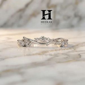 Bague de mariage de luxe en or blanc 14 carats avec diamants de laboratoire, motif branche et vigne, inspirée de la nature - Product Image 1