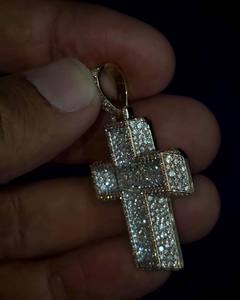Collar con colgante de cruz de moissanita totalmente cubierto de circonitas en plata 925, joyería hip hop personalizada de fabricante a bajo precio desde India. - Product Image 4