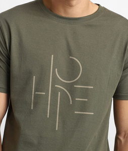 เสื้อยืดผ้าฝ้ายพิมพ์ลายสำหรับผู้ชาย OEM ทรงปกติ แขนสั้น น้ำหนักเบา เสื้อยืดลำลองสำหรับการฝึกกีฬา การเดินทาง และชุดประจำวัน - Product Image 3