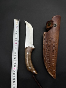 Cuchillo de caza y camping de acero inoxidable con hoja fija, borde parcialmente dentado, mango de madera de nogal y funda de cuero. - Product Image 4