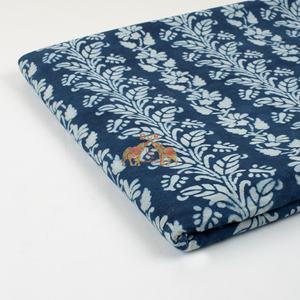 Tissu en coton bleu indigo à imprimé floral au mètre, tissu indien imprimé à la main au bloc, teinture végétale naturelle pour la couture - Product Image 6