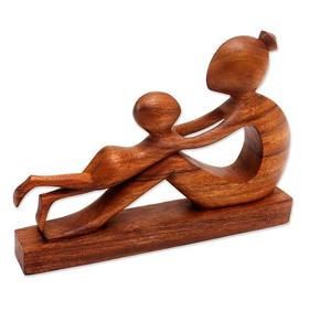 Sculpture abstraite en bois représentant une mère et un enfant enlacés, symbolisant l'amour, la protection, l'attention, le lien familial, la chaleur, l'harmonie. - Product Image 1