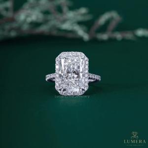 Bague de fiançailles 6.6CTE à taille radiant allongée, diamant de laboratoire couleur D VS1, avec halo et bande pavée, bijou de mariée spectaculaire - Product Image 1