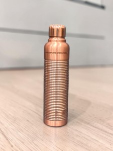 Bouteille d'eau en cuivre pur à design côtelé, exportée par Indian exports international. (Cuivre pur certifié) - Product Image 1