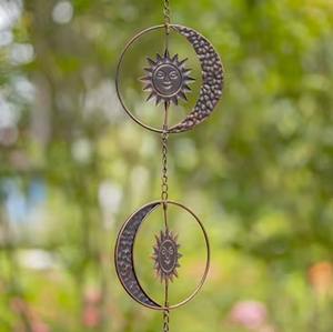 Cadena de lluvia metálica con forma de luna y estrella que agrega un tema celestial o cósmico a jardines y espacios exteriores, hecha a mano en India. - Product Image 1