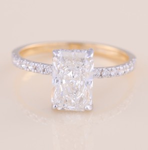 Anillo de Compromiso y Matrimonio con Diamante Cultivado en Laboratorio, Corte Radiante, Certificado por IGI, con Banda Pavé en Oro de 14K - Product Image 1