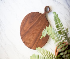 Tabla de cortar de madera de mango de forma personalizada de lujo con mango de cobre rústico, bandeja de madera para aperitivos, queso y frutas, sostenible y hecha a mano. - Product Image 2