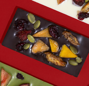 Barra de chocolate negro artesanal con nueces y frutas secas en cajas personalizadas para ideas de regalos o recuerdos. - Product Image 6