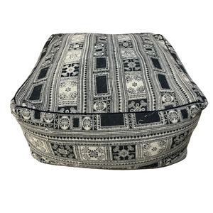 Pouf carré fait à la main en coton au design moderne pouf brodé de deux couleurs personnalisables pour la décoration de jardin pouf rempli - Product Image 1