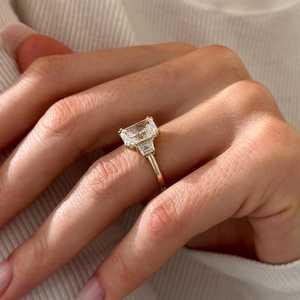 Anillo de Diamantes de Tres Piedras Radiantes y Trapezoidales de 4 Quilates en Total, Anillo Clásico de Tres Piedras en Oro Amarillo de 14k, Certificado por IGI - Product Image 6