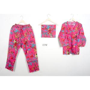 Ensemble de pyjama élégant 100 % coton imprimé à la main (géométrique/floral/animal) avec haut respirant à col en V et manches longues, et pantalon à taille élastique. - Product Image 1