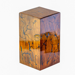 Urna Funeraria Artesanal Azul Cielo con Ondas y Madera Natural, Caja para Cenizas con Resina Epoxi Azul, Recuerdo Conmemorativo Artístico de AYAANS - Product Image 3