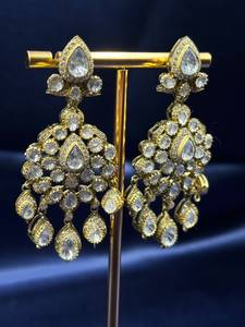 Boucles d'oreilles pendantes de luxe faites à la main en argent sterling 925 et moissanite, finition or antique, pour mariée, vente en gros - Product Image 2