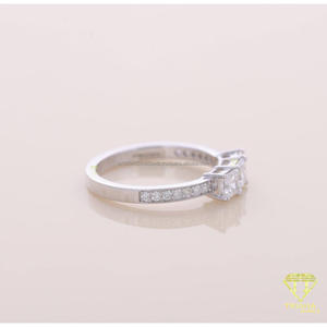 Anillo de compromiso de lujo de plata 925 con tres diamantes cultivados en laboratorio y detalles de corte cuadrado para minoristas de joyería. - Product Image 2
