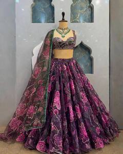 Lehenga Choli à imprimé floral violet avec dupatta, robe de mariage indienne pour femmes - Product Image 1