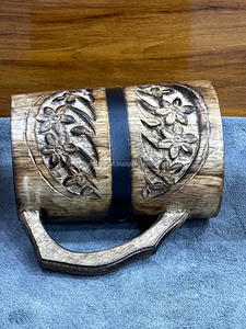 Jarra moderna hecha a mano, taza de madera de inspiración vintage con talla floral y correa de metal negro, material de madera pulida - Product Image 3