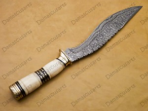 มีดทำมือเหล็กดามัสกัสตีขึ้นรูป สำหรับล่าสัตว์ ใบมีดแบบ Fixed Blade ด้ามไม้ สำหรับกิจกรรมเอาตัวรอดกลางแจ้ง  แบบ Full Tang  ขอบใบมีดหยัก  รับผลิตแบบ OEM - Product Image 4